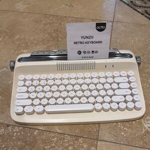 YunzII Retro Typewriter Style Keyboard in Cream/White